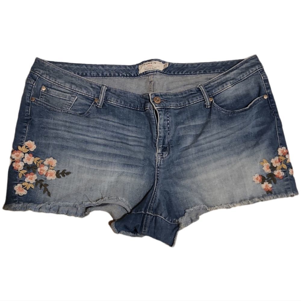 𝅺torrid Floral Embroidered Denim Shorts